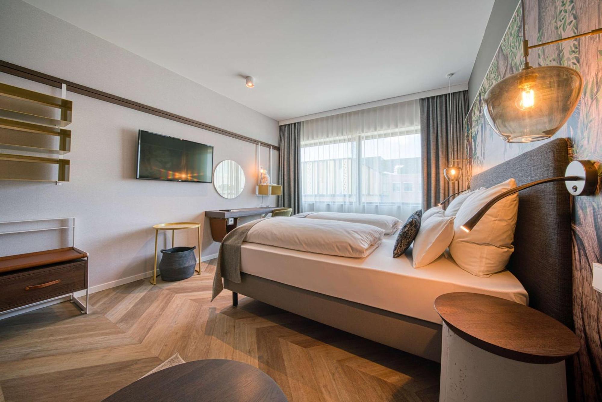 NinetyNine Amsterdam Airport Hotel Hoofddorp Buitenkant foto